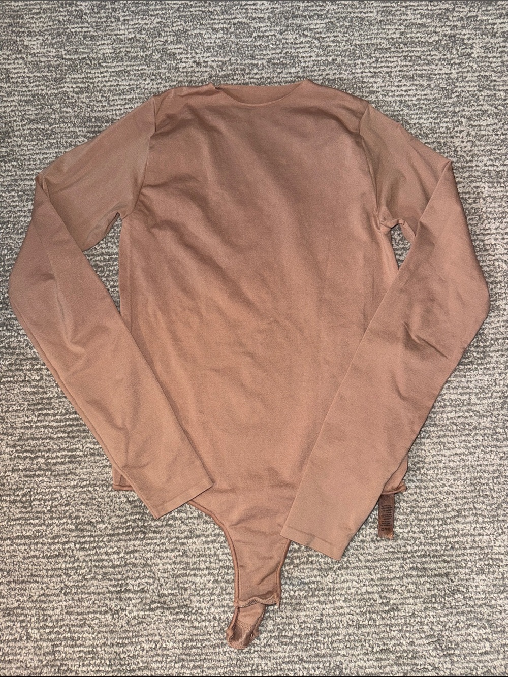 SKIMS ESSENTIAL CREW NECK LONG SLEEVE BODYSUIT | TIGERS EYE